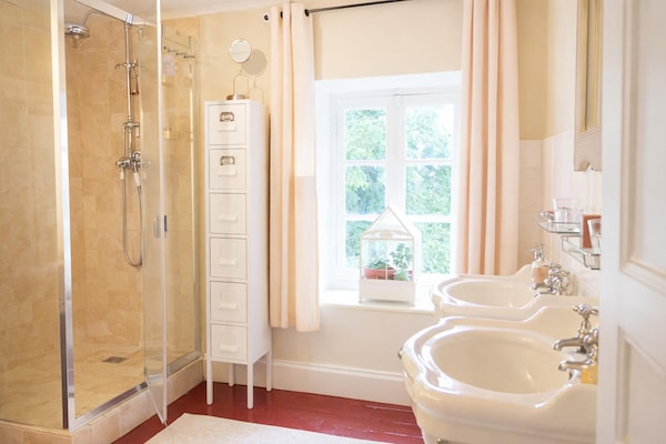 Foto van Gezellig kasteel met zwembad in Onlay - Vakantiehuis in Onlay - BathRoom