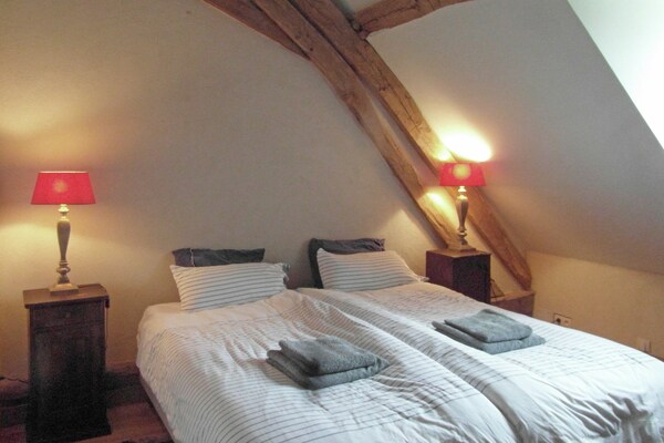 Foto van Kasteel in Le Veurdre bij bos en rivier - Vakantiehuis in Le Veurdre - BedRoom