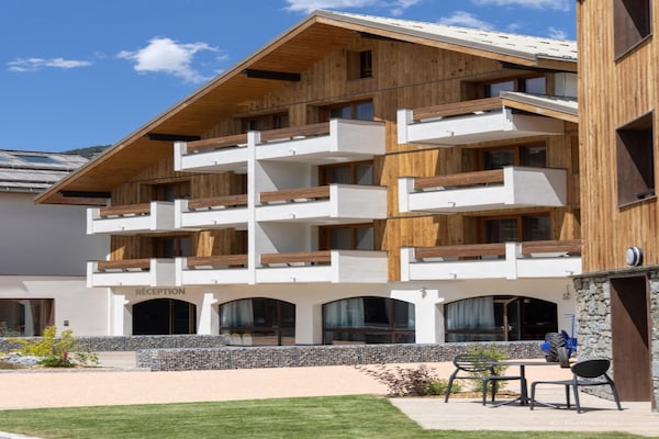 Foto van Ruim appartement in resort Chantemerle - Vakantiehuis in Saint Chaffrey - ExteriorSummer