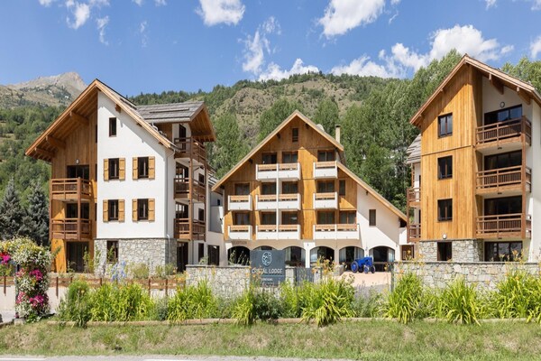 Foto van Ruim appartement in resort Chantemerle - Vakantiehuis in Saint Chaffrey - ExteriorSummer