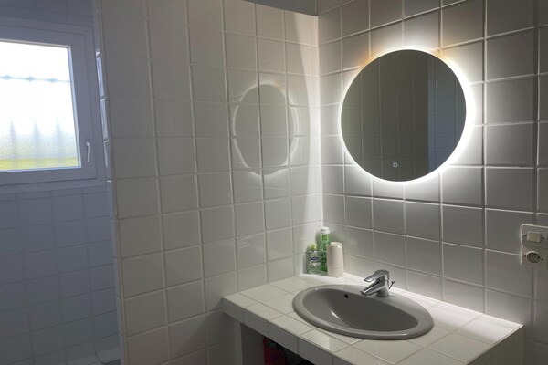 Foto van Moderne villa met zwembad in Brives - Vakantiehuis in Brives-sur-Charente - BathRoom