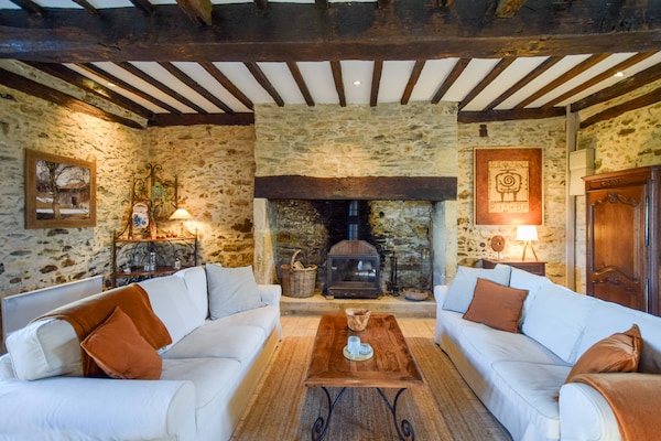 Foto van Culturele schat in de Dordogne met harige dieren - Vakantiehuis in St. Medard D'excideuil - LivingRoom