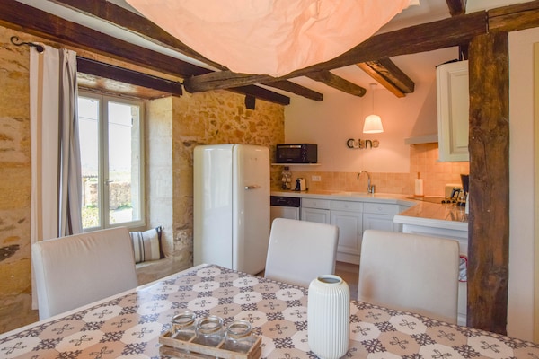 Foto van Culturele schat in de Dordogne met harige dieren - Vakantiehuis in St. Medard D'excideuil - DiningRoom