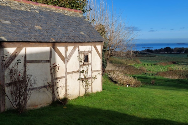 Foto van Granieten Huis in Bretagne met Zeezicht - Vakantiehuis in St. Pol-de-Léon - GardenSummer