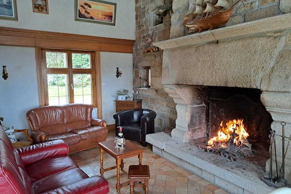 Foto van Granieten Huis in Bretagne met Zeezicht - Vakantiehuis in St. Pol-de-Léon - LivingRoom