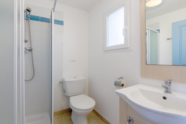 Foto van Bretonse Flat nabij Pentrez Beach - Vakantiehuis in St Nic - BathRoom