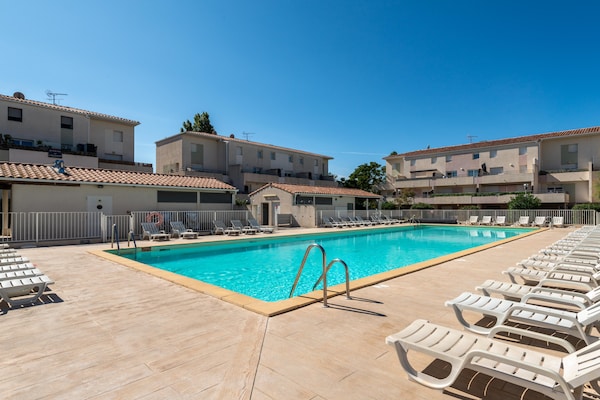 Foto van Appartement met uitzicht op het zwembad bij de Franse jachthaven - PoolOfHouse