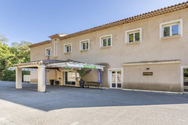 Foto van Appartement met 2 slaapkamers vlakbij het meer van Saint-Cassien - ExteriorSummer