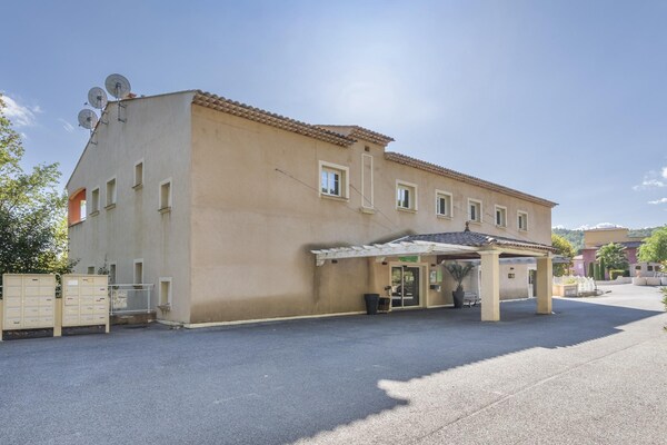 Foto van Appartement met 2 slaapkamers vlakbij het meer van Saint-Cassien - ExteriorSummer