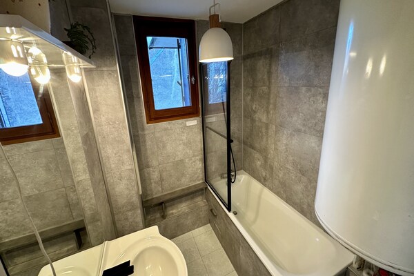 Foto van Berghut in de bergen nabij de bosweg - Vakantiehuis in Mont-Dore - BathRoom
