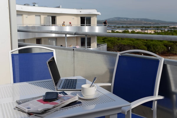 Foto van Appartement vlakbij het strand van Port-Barcarès - Vakantiehuis in Le Barcares - TerraceBalcony
