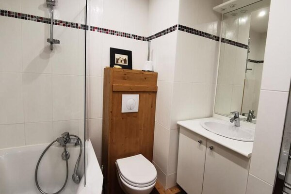 Foto van 4 stukken voor 10 personen - Vakantiehuis in LES AVANCHERS VALMOREL - BathRoom