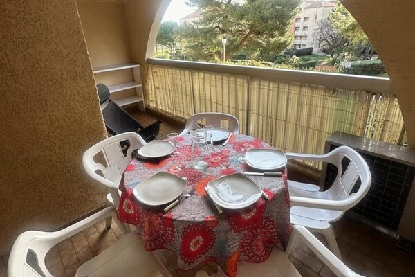 Foto van 3 stukken voor 6 personen - Vakantiehuis in SIX FOURS LES PLAGES - DiningRoom
