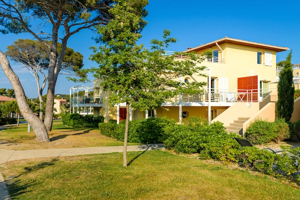 Foto van Appartement met zeezicht in een blokhut voor 6 - Vakantiehuis in Six-Fours-les-Plages - ExteriorSummer