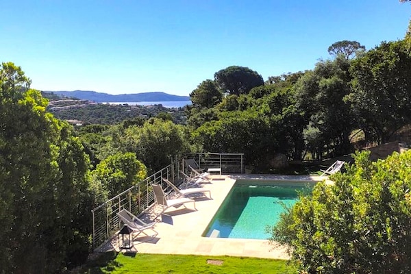 Foto van Villa in Cavalaire-sur-Mer met uitzicht op zee - Vakantiehuis in Cavalaire-sur-Mer - PoolOfHouse