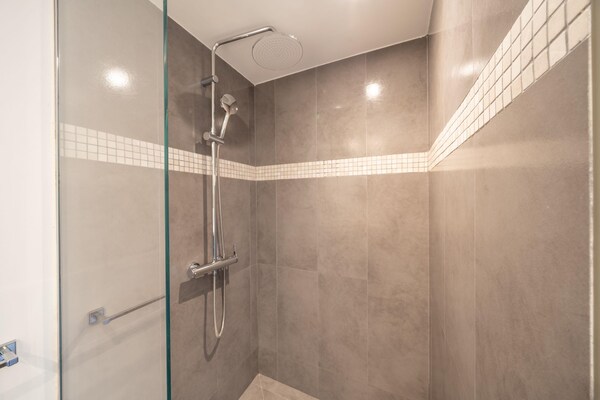 Foto van Appartement met airconditioning, 2 slaapkamers/6 plaatsen, uitzicht op zee - Saint-Tropez - BathRoom