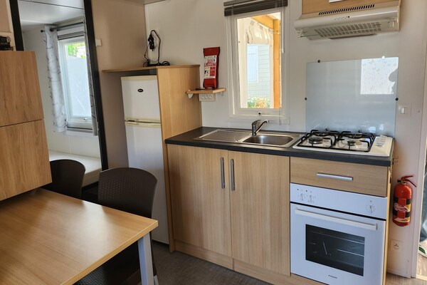 Foto van Stacaravan met plancha en toegang tot het zwembad - Vakantiehuis in Saint-Jean-de-Monts - Kitchen