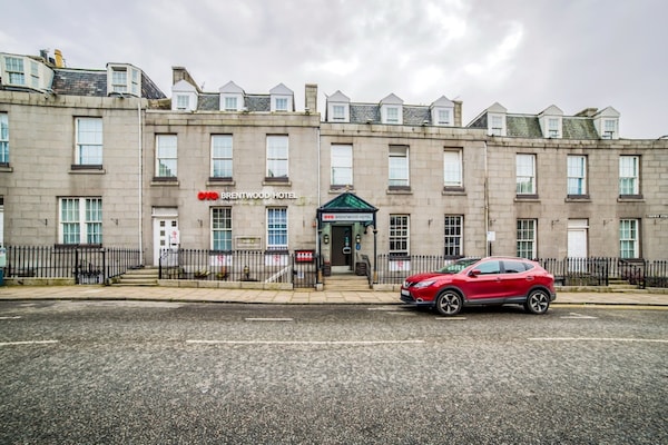 Foto van Brentwood Aberdeen City Centre - Deluxe Eenpersoonskamer - HotelExteriorSummer