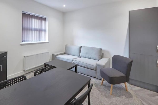 Foto van Belvilla Crewe City Centre Hotel Tweepersoonskamer - LivingRoom