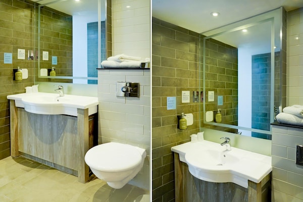 Foto van Belvilla Crewe City Centre Hotel Tweepersoonskamer - BathRoom