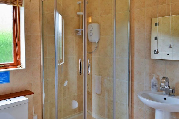 Foto van Bungalow in Bovey Tracey met Bubbelbad - Vakantiehuis in Bovey Tracey - BathRoom