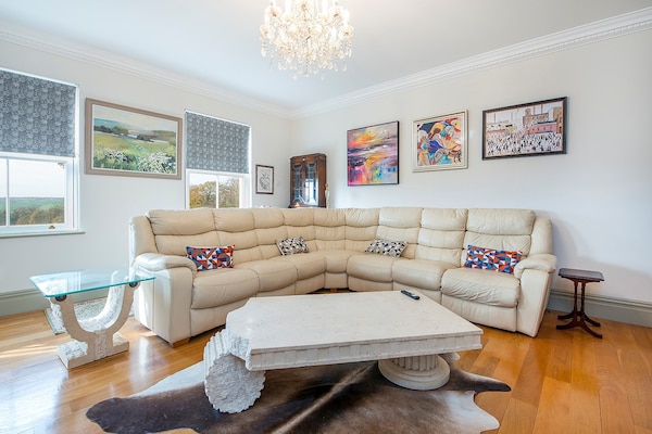 Foto van Landhuis in Carmarthen met Zwembad & Uitzicht - Vakantiehuis in Llangunnor - LivingRoom