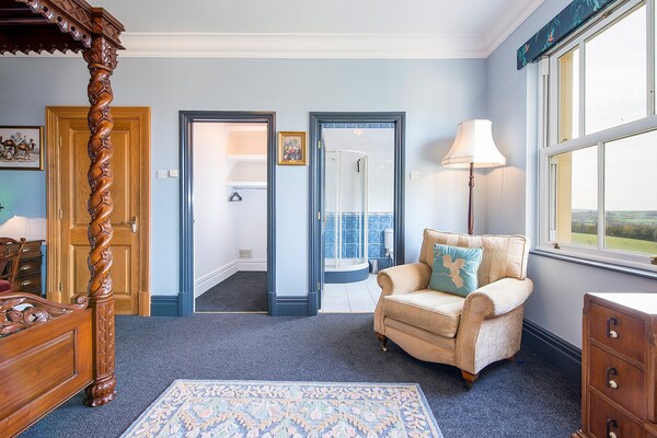 Foto van Landhuis in Carmarthen met Zwembad & Uitzicht - Vakantiehuis in Llangunnor - BedRoom