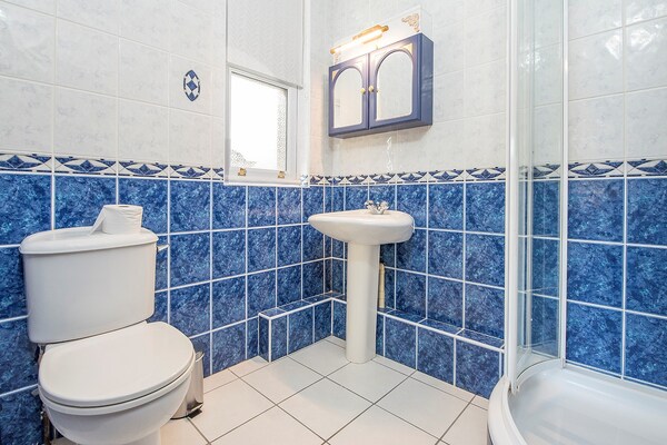 Foto van Landhuis in Carmarthen met Zwembad & Uitzicht - Vakantiehuis in Llangunnor - BathRoom