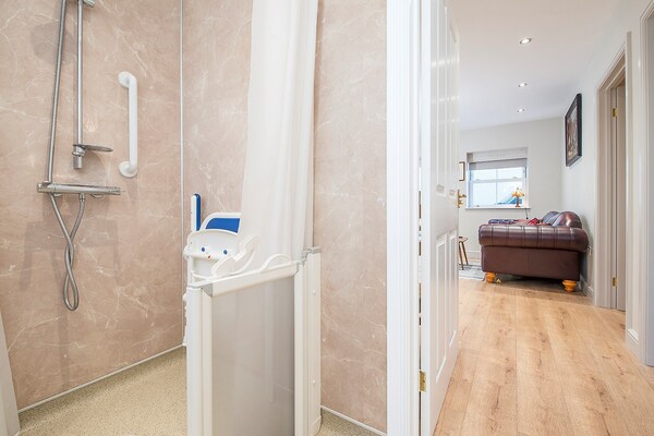 Foto van Landhuis in Carmarthen met Zwembad & Uitzicht - Vakantiehuis in Llangunnor - BathRoom