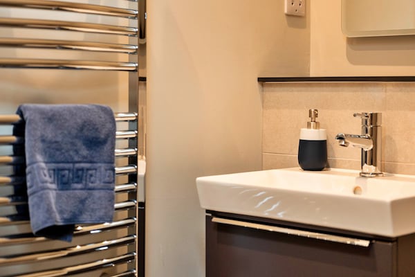 Foto van Cottage in Engelse Bos met Privétuin - Vakantiehuis in Dorsington - BathRoom