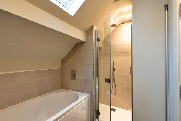 Foto van Cottage in Engelse Bos met Privétuin - Vakantiehuis in Dorsington - BathRoom
