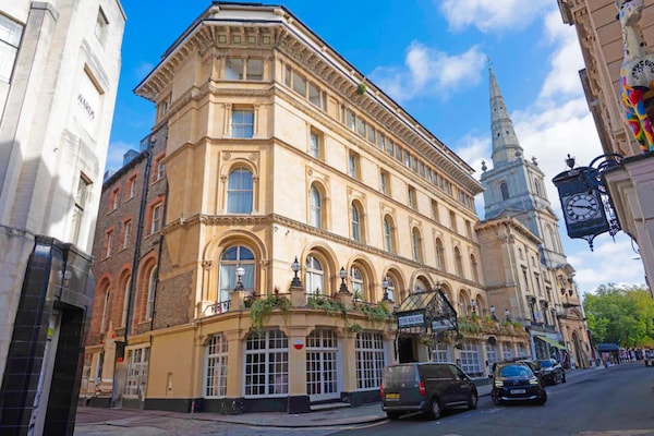 Foto van Bristol Grand Hotel By Sunday - Junior Suite - Vakantiehuis in Bristol - HotelExteriorSummer