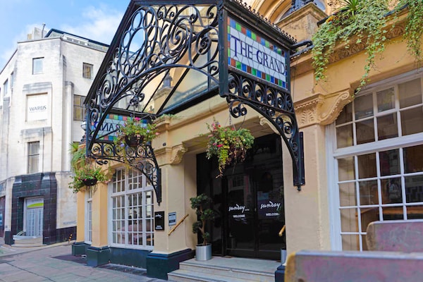 Foto van Bristol Grand Hotel By Sunday - Junior Suite - Vakantiehuis in Bristol - HotelExteriorSummer