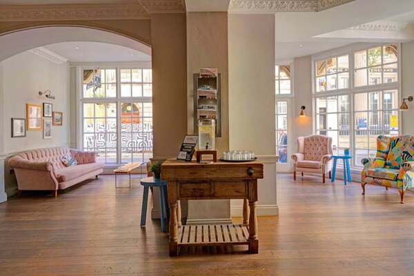 Foto van Bristol Grand Hotel By Sunday - Junior Suite - Vakantiehuis in Bristol - HallReception