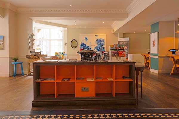 Foto van Bristol Grand Hotel By Sunday - Junior Suite - Vakantiehuis in Bristol - HallReception