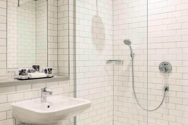 Foto van Bristol Grand Hotel By Sunday - Junior Suite - Vakantiehuis in Bristol - BathRoom