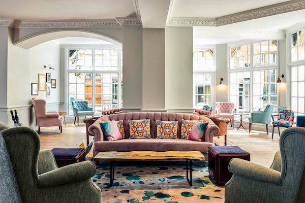 Foto van Bristol Grand Hotel By Sunday - Junior Suite - Vakantiehuis in Bristol - HallReception