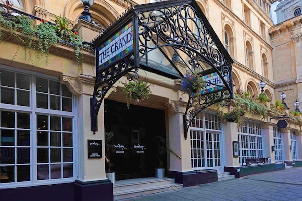 Foto van Bristol Grand Hotel By Sunday - Junior Suite - Vakantiehuis in Bristol - HotelExteriorSummer