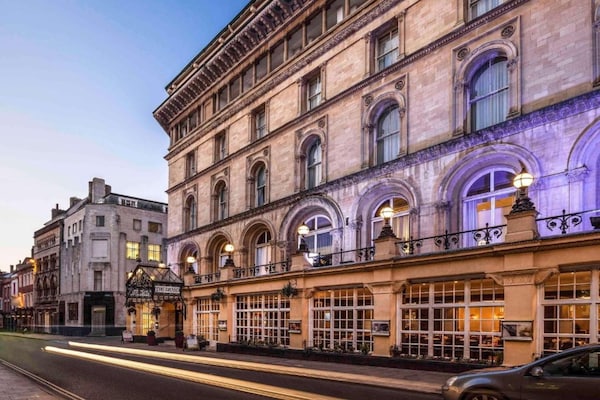 Foto van Bristol Grand Hotel By Sunday - Junior Suite - Vakantiehuis in Bristol - HotelExteriorSummer