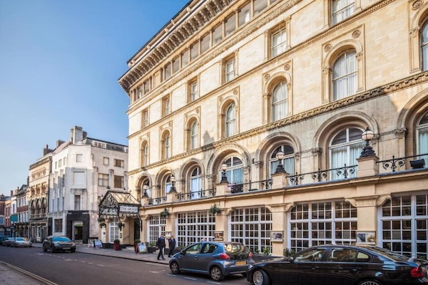 Foto van Bristol Grand Hotel By Sunday - Junior Suite - Vakantiehuis in Bristol - HotelExteriorSummer
