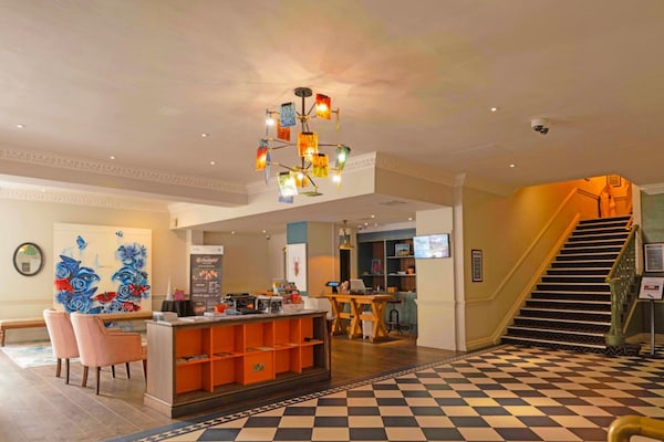 Foto van Bristol Grand Hotel By Sunday - Junior Suite - Vakantiehuis in Bristol - HallReception