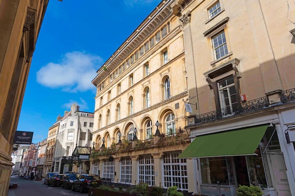 Foto van Bristol Grand Hotel By Sunday - Junior Suite - Vakantiehuis in Bristol - HotelExteriorSummer