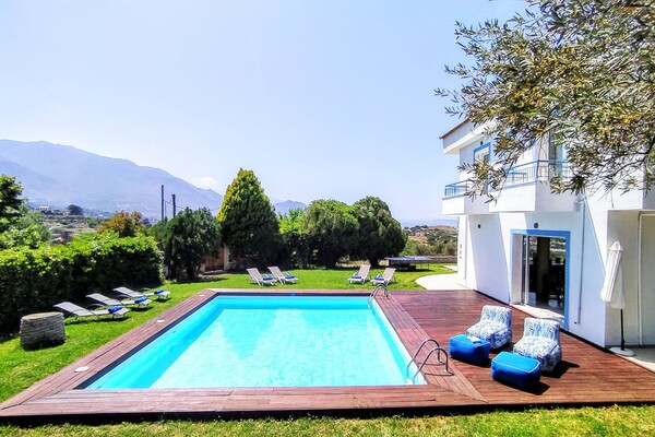 Foto van Beautiful 5bedroom villa big pool, close to beach! - PoolOfHouse