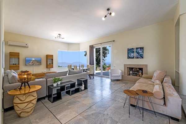 Foto van Beautiful 5bedroom villa big pool, close to beach! - LivingRoom