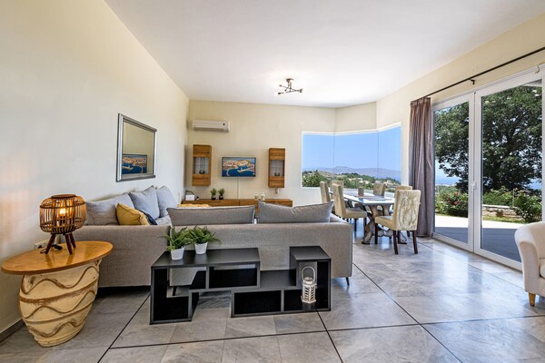 Foto van Beautiful 5bedroom villa big pool, close to beach! - LivingRoom
