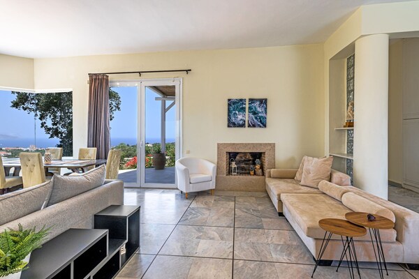 Foto van Beautiful 5bedroom villa big pool, close to beach! - LivingRoom