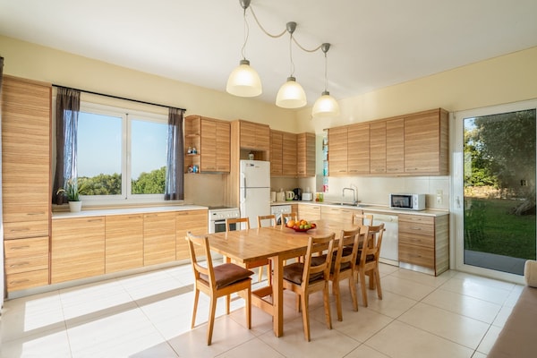 Foto van Beautiful 5bedroom villa big pool, close to beach! - Kitchen