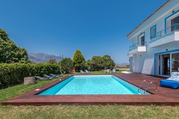 Foto van Beautiful 5bedroom villa big pool, close to beach! - PoolOfHouse