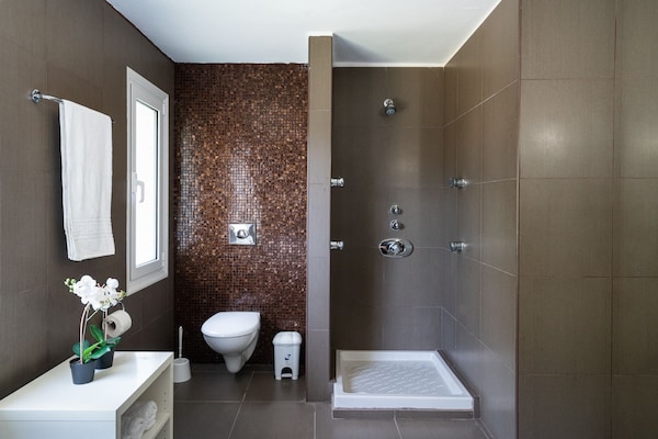Foto van Beautiful 5bedroom villa big pool, close to beach! - BathRoom