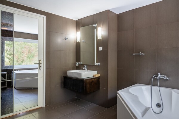 Foto van Beautiful 5bedroom villa big pool, close to beach! - BathRoom